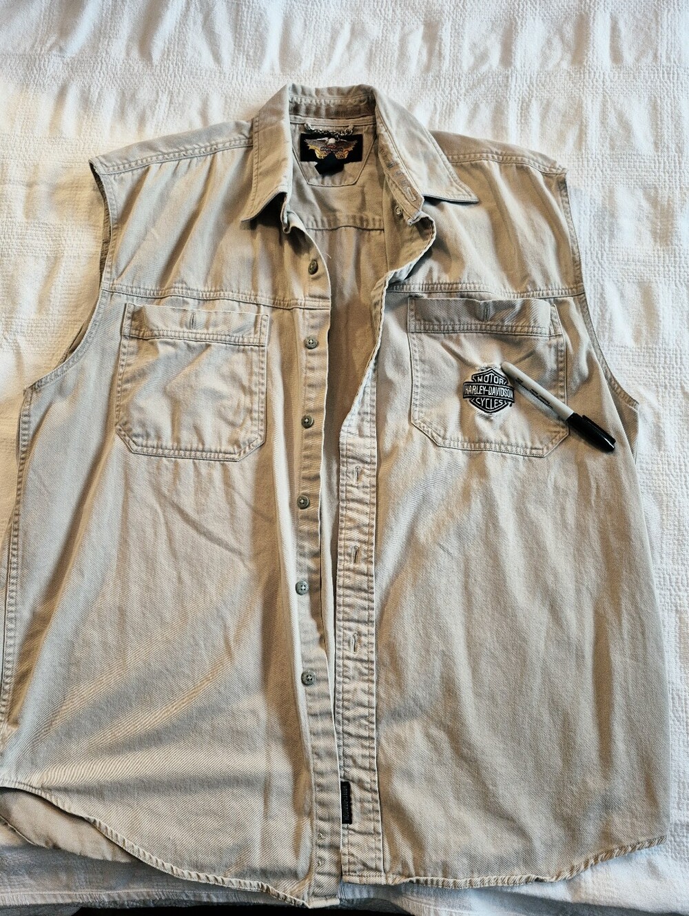 Harley Davidson men's XL tan sleeveless shirt, hole above logo on pocket GUC